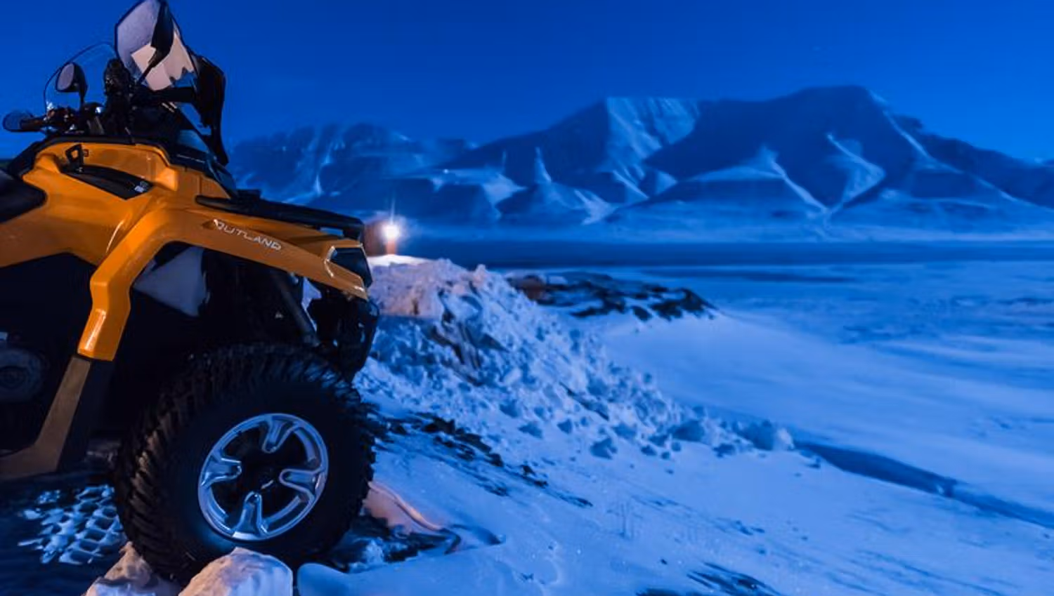 ATV med fjell i bakgrunnen
