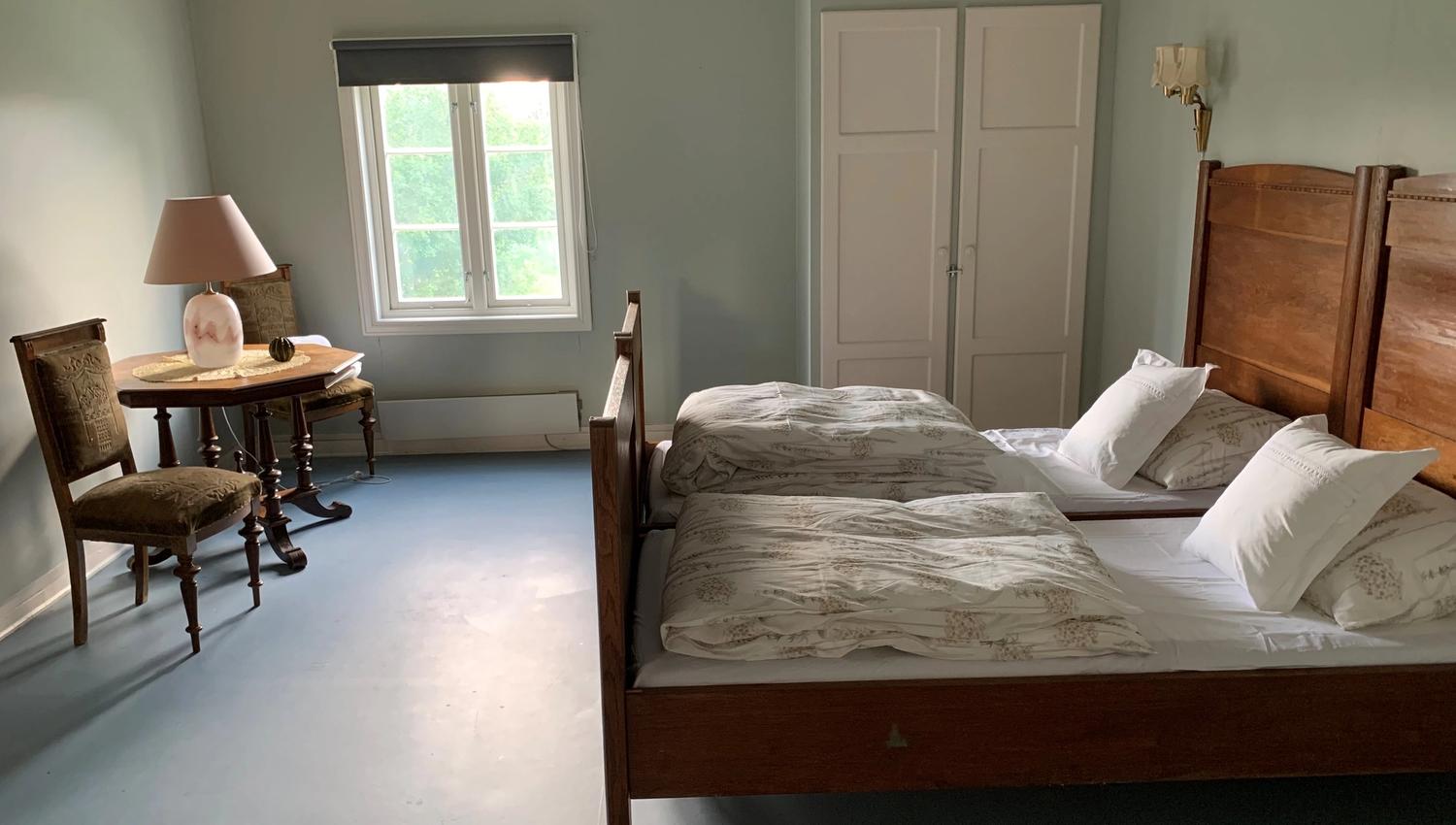 rom med seng og bord