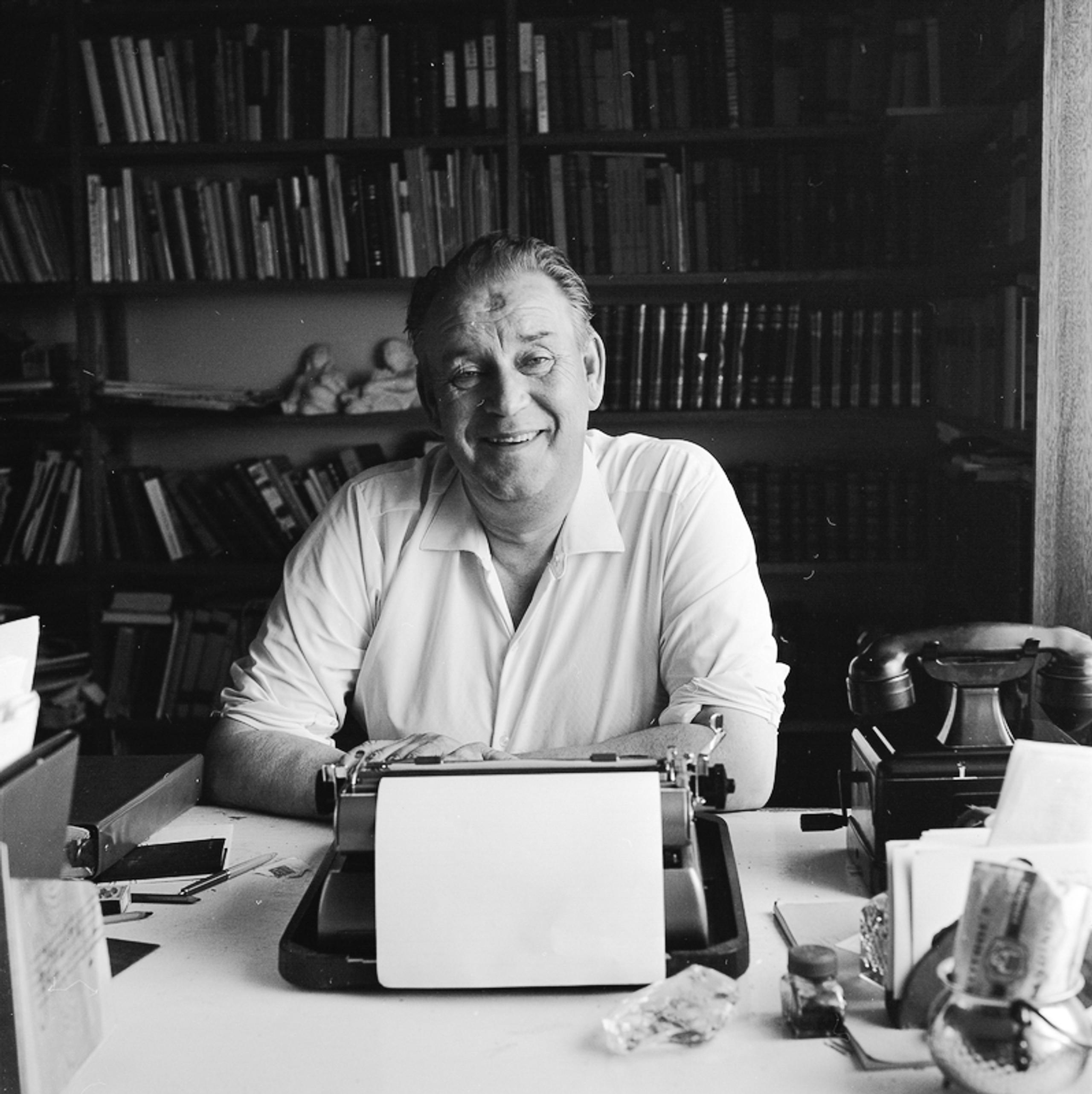 Alf Prøysen med skrivemaskin