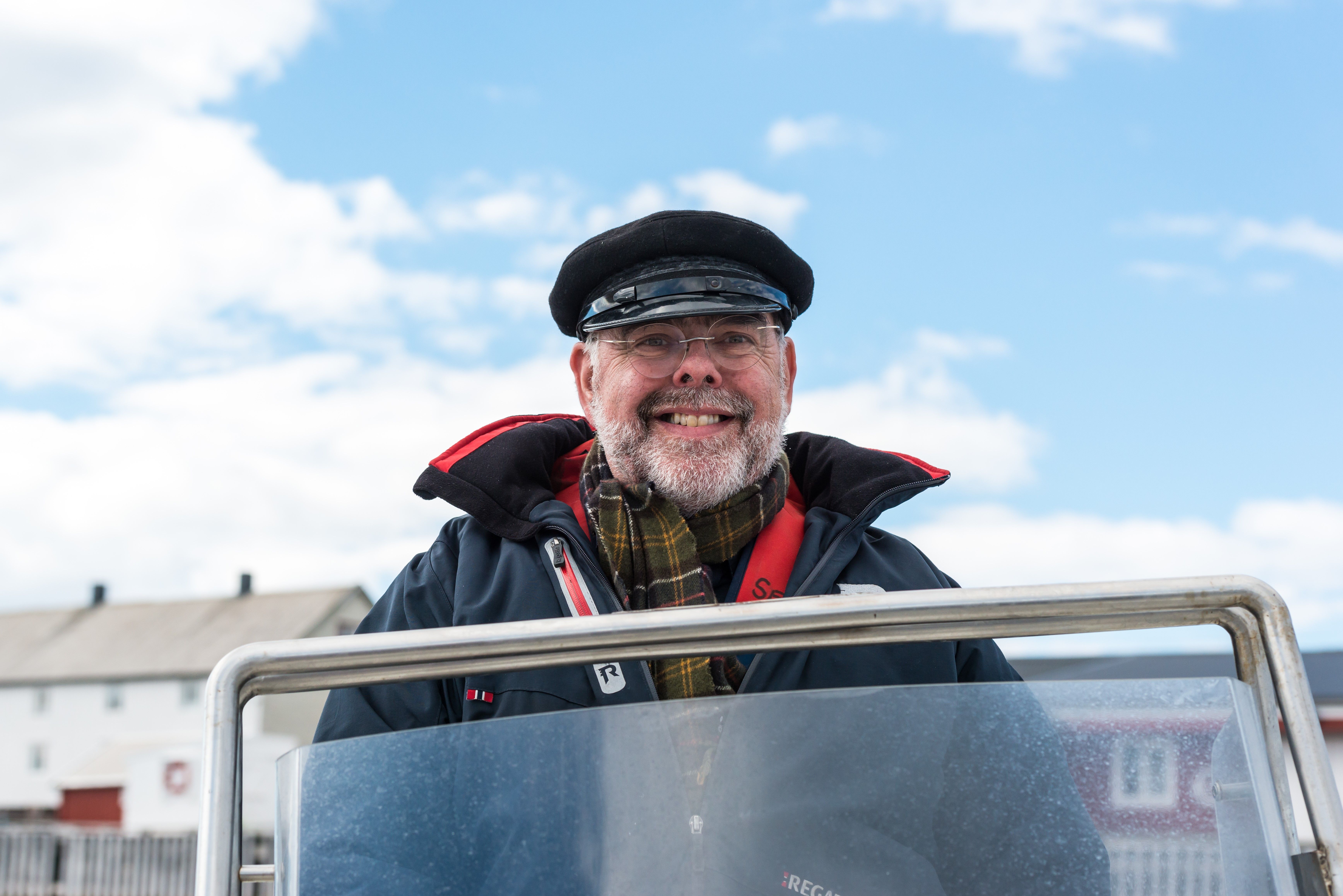 Smilende kaptein, på båt ved Nordøyan.-
