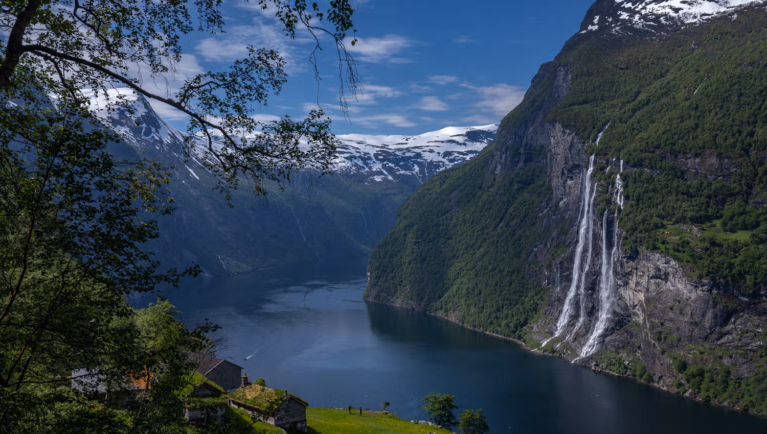 Geirangerfjorden sett frå Skageflå. Utsikt til Dei Sju Systre