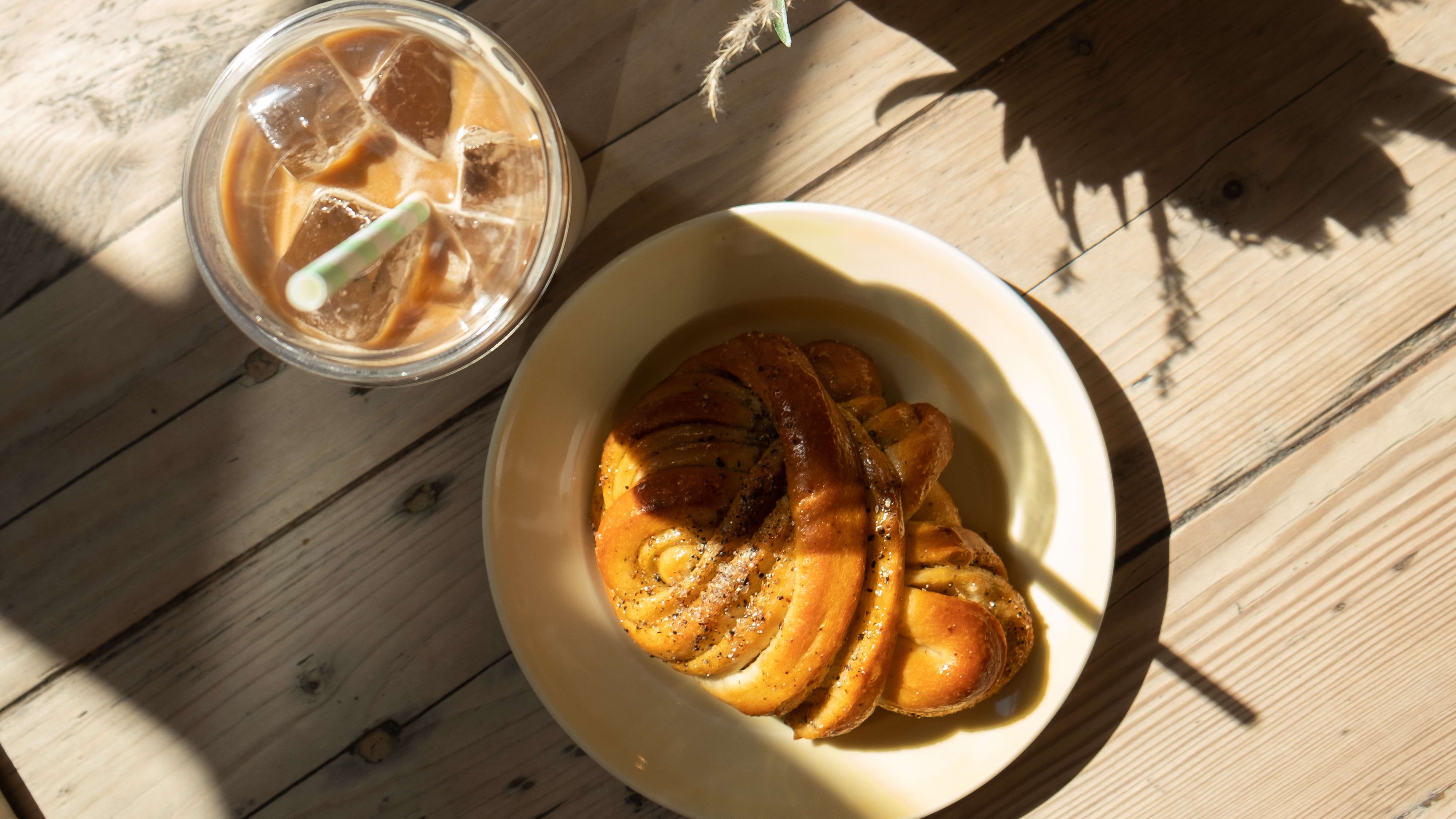 A coffe and a bun