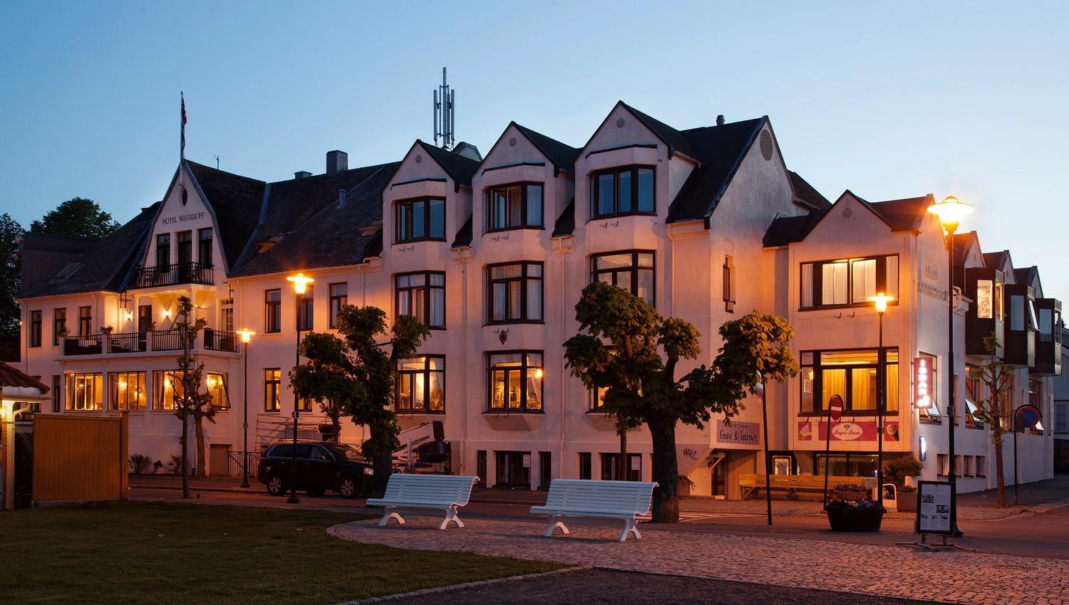 The exterior of the Hotel Wassilioff in the evening.