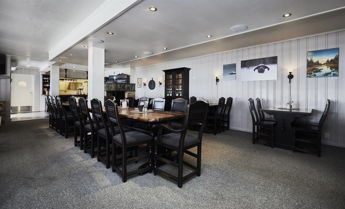 Cafe på campingen. viser innredning, stor spisegruppe og mindre spisegrupper
