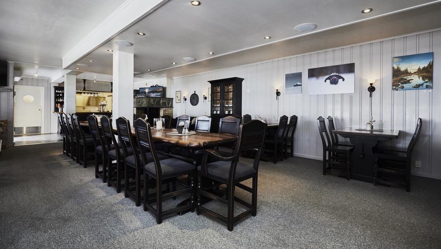 Cafe på campingen. viser innredning, stor spisegruppe og mindre spisegrupper