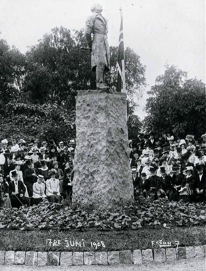 Avdukingen av Wergelandsstatuen i1908
