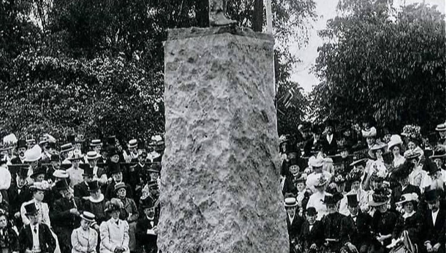 Avdukingen av Wergelandsstatuen i1908