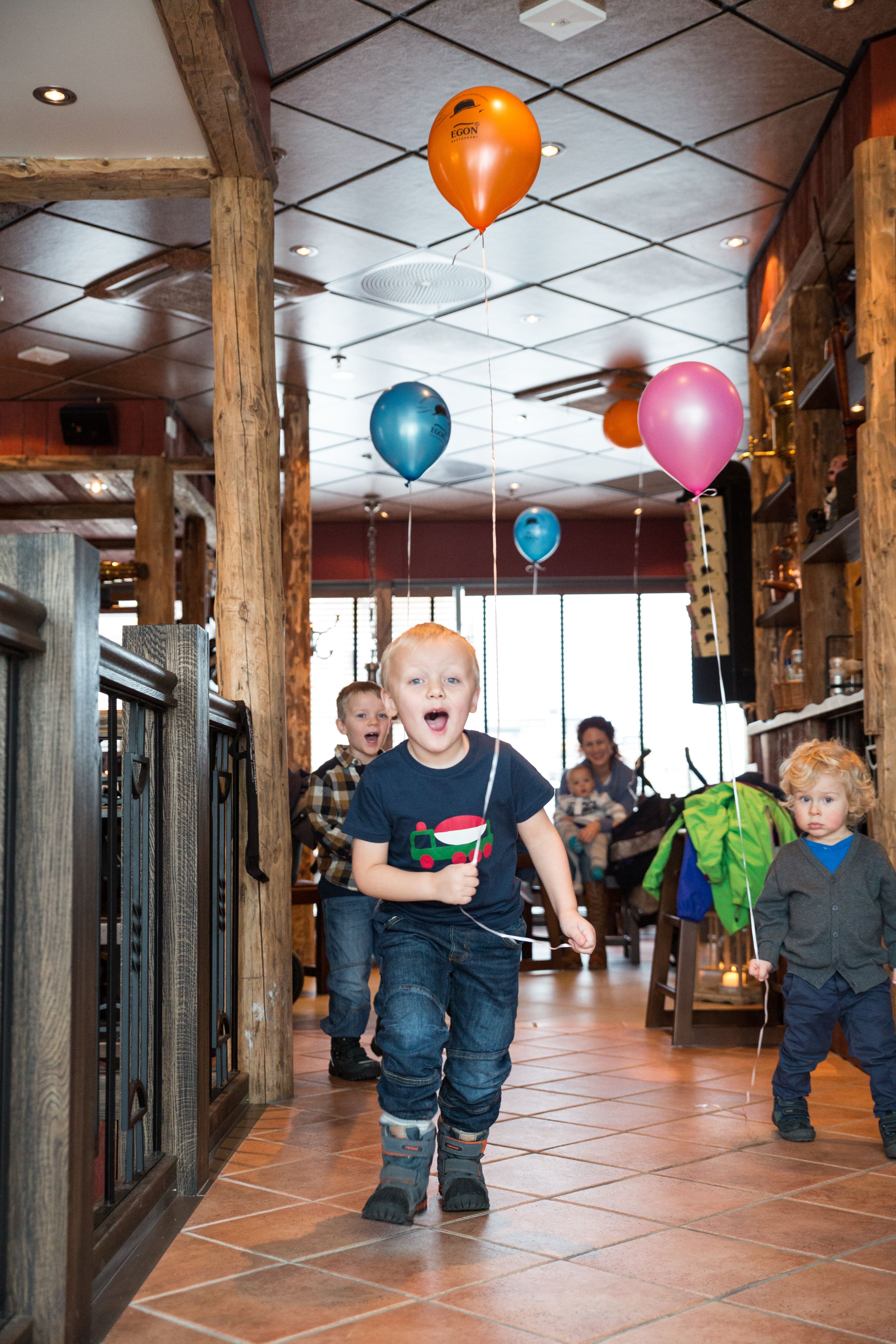 Flere barn med ballong