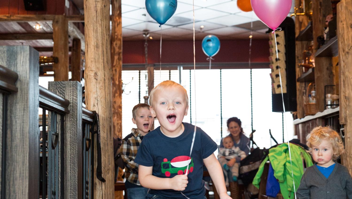 Flere barn med ballong