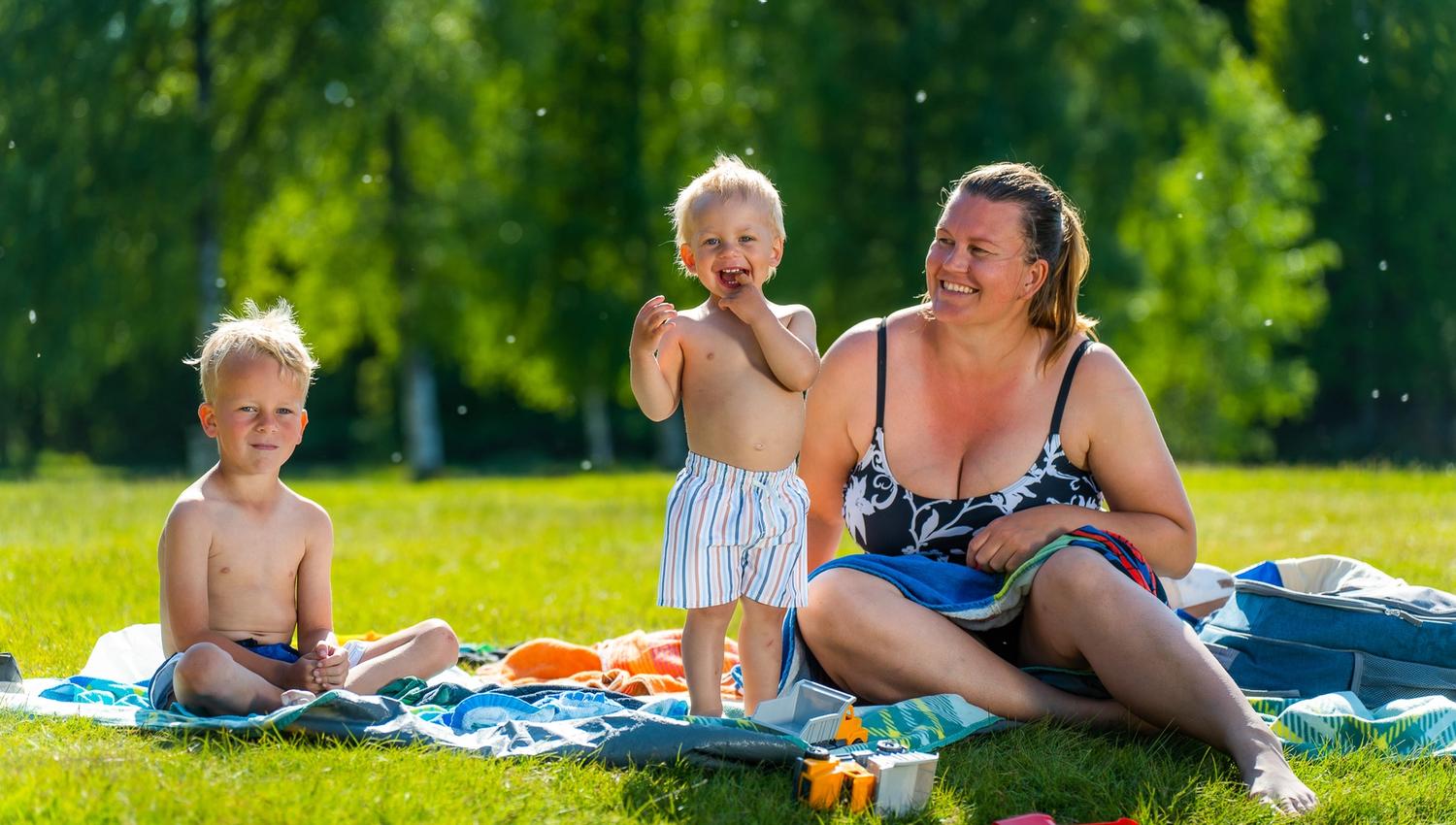 Blide folk på stranden