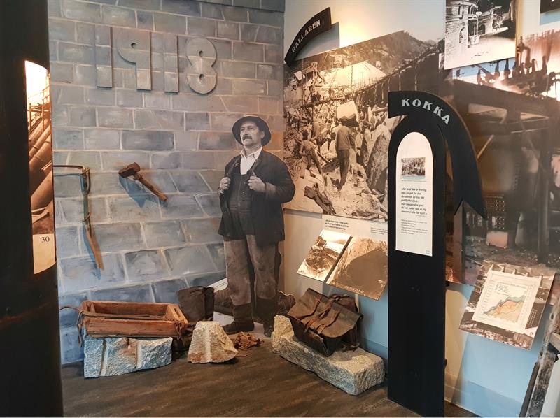 Historical scene from 1918 with photos and artifacts from the power plant construction at the Kraftmuseet.