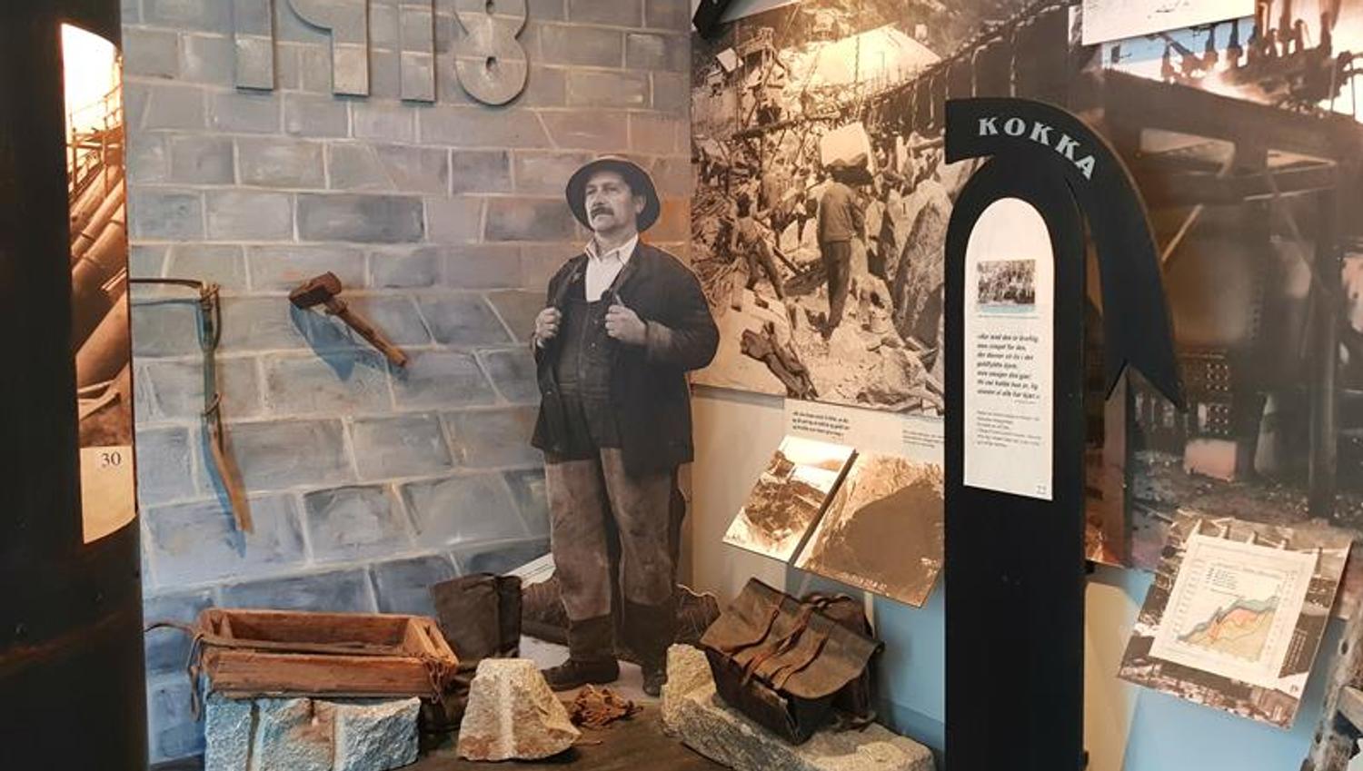 Historical scene from 1918 with photos and artifacts from the power plant construction at the Kraftmuseet.