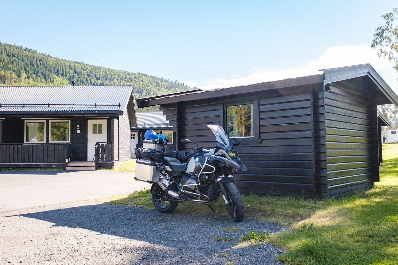 Motosykkel utenfor hytte