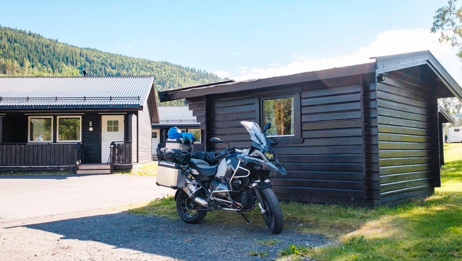 Motosykkel utenfor hytte