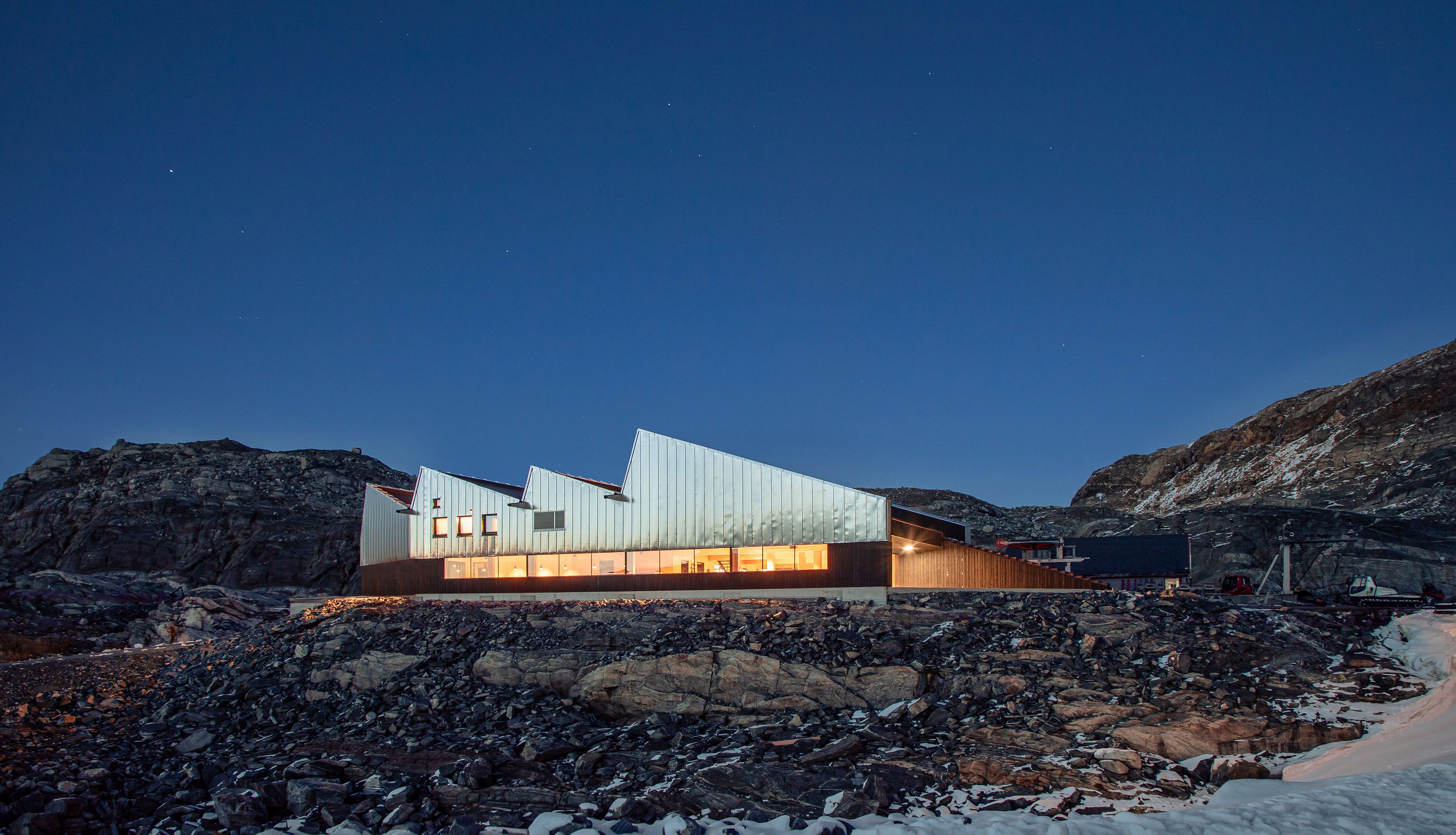 Fonna1199 sitt velkomstsenter og restaurant ligg i det røffe fjellandskapet, med moderne design som harmonerer med naturen rundt