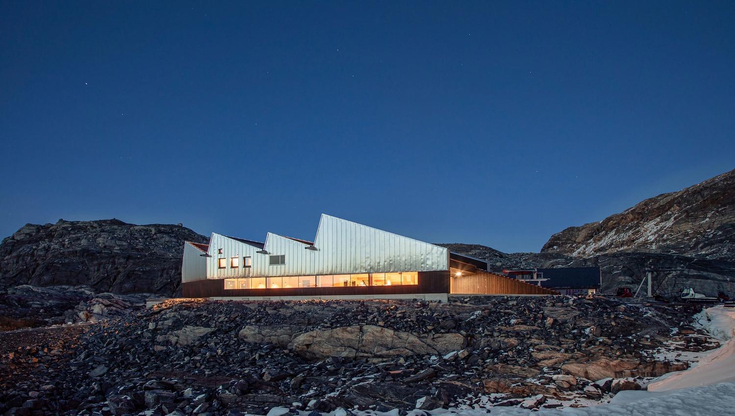 Fonna1199 sitt velkomstsenter og restaurant ligg i det røffe fjellandskapet, med moderne design som harmonerer med naturen rundt