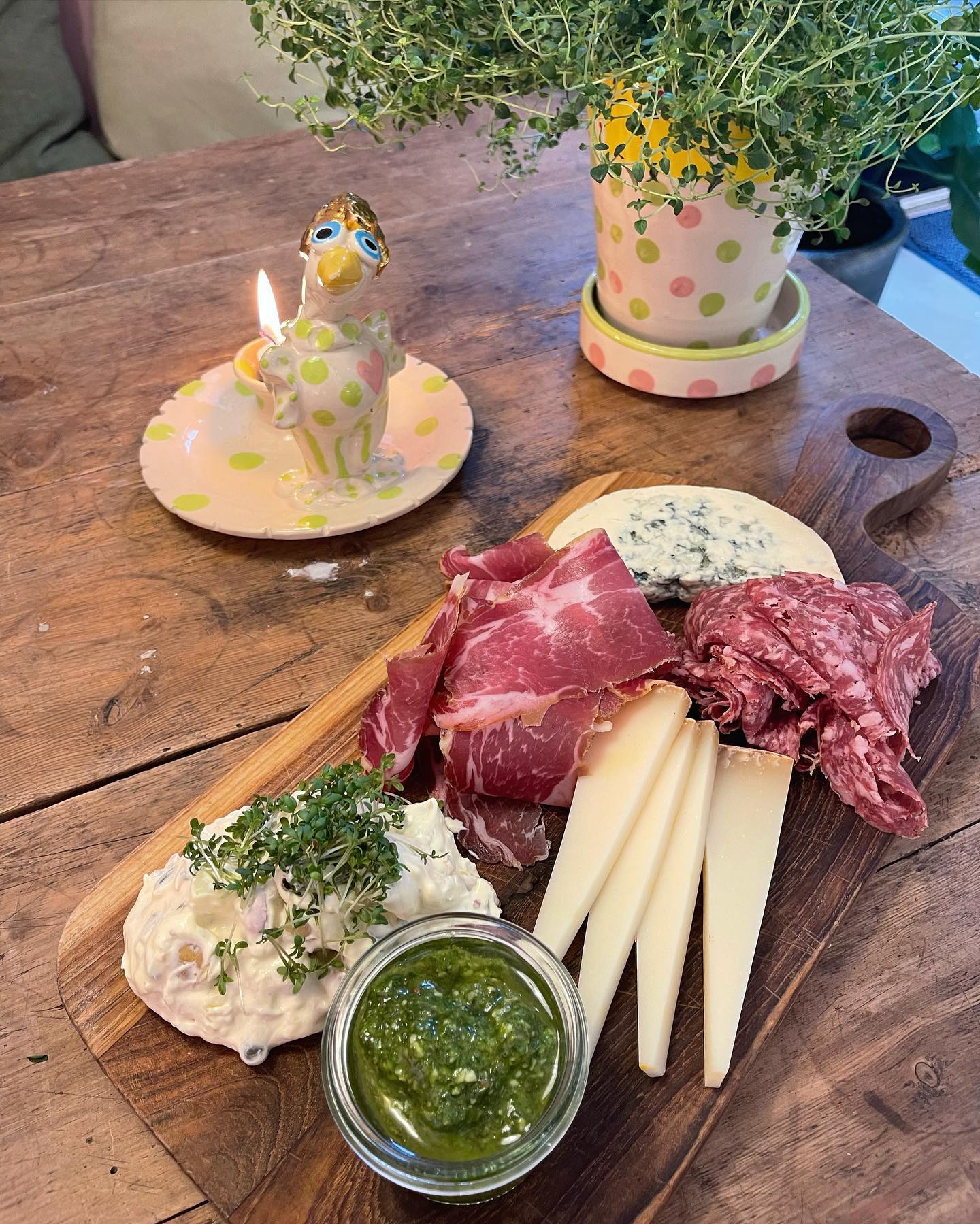 Tjøme Kolonial's legendary pesto and Skagen batter together with good cheeses and hams