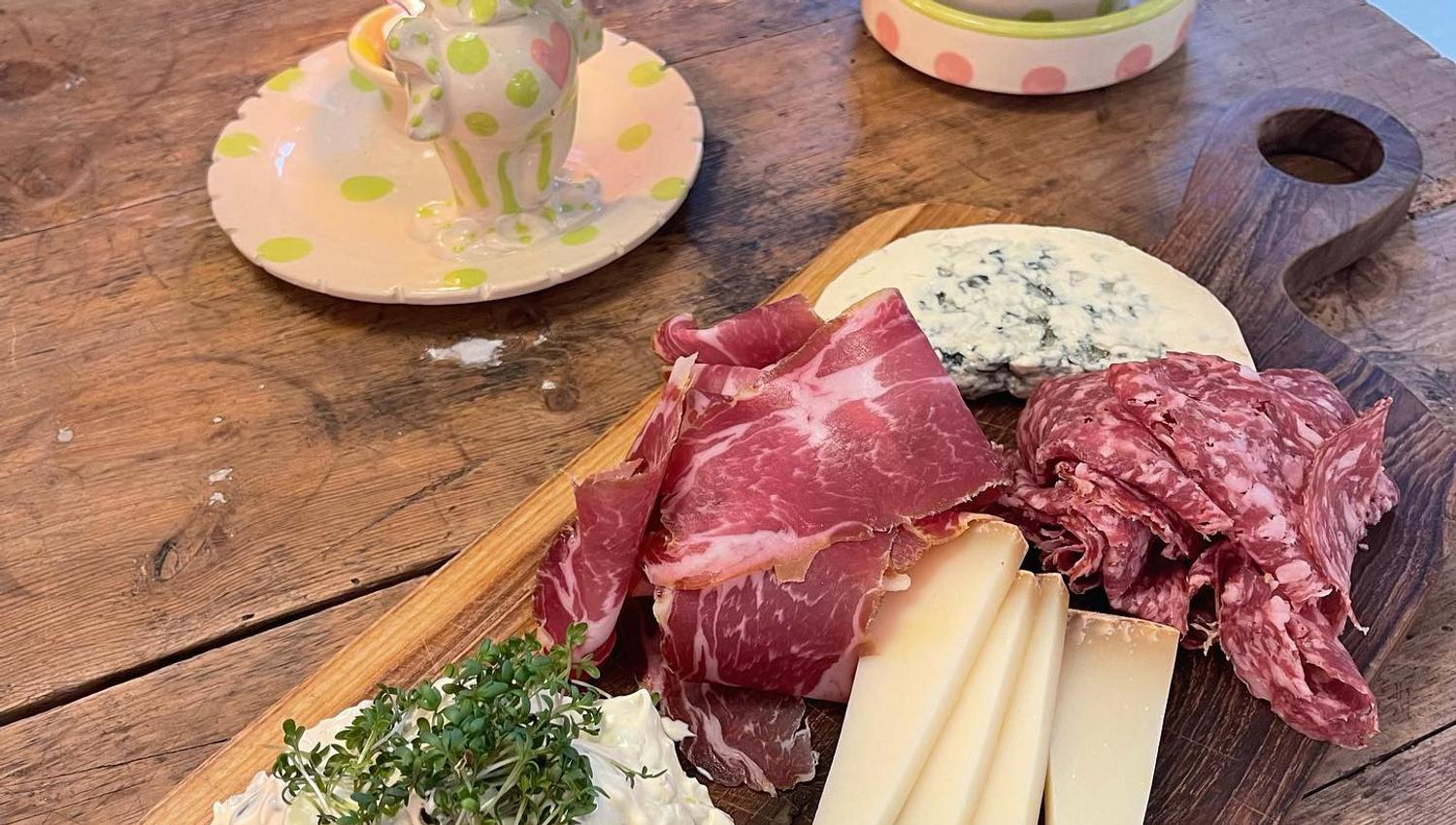 Tjøme Kolonial's legendary pesto and Skagen batter together with good cheeses and hams