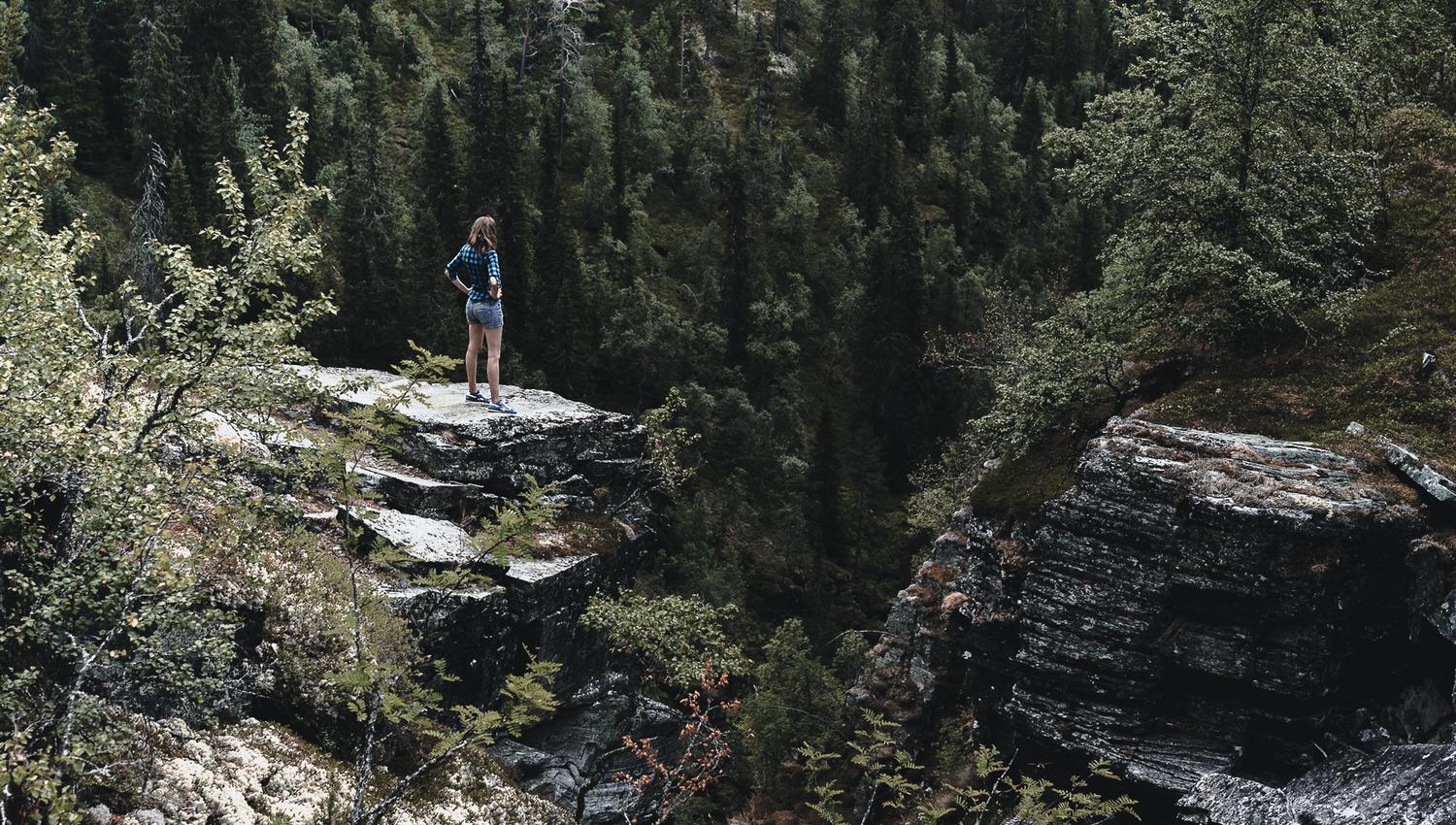 Dame står ved Myfallet | Venabu Fjellhotell | Venabygdsfjellet