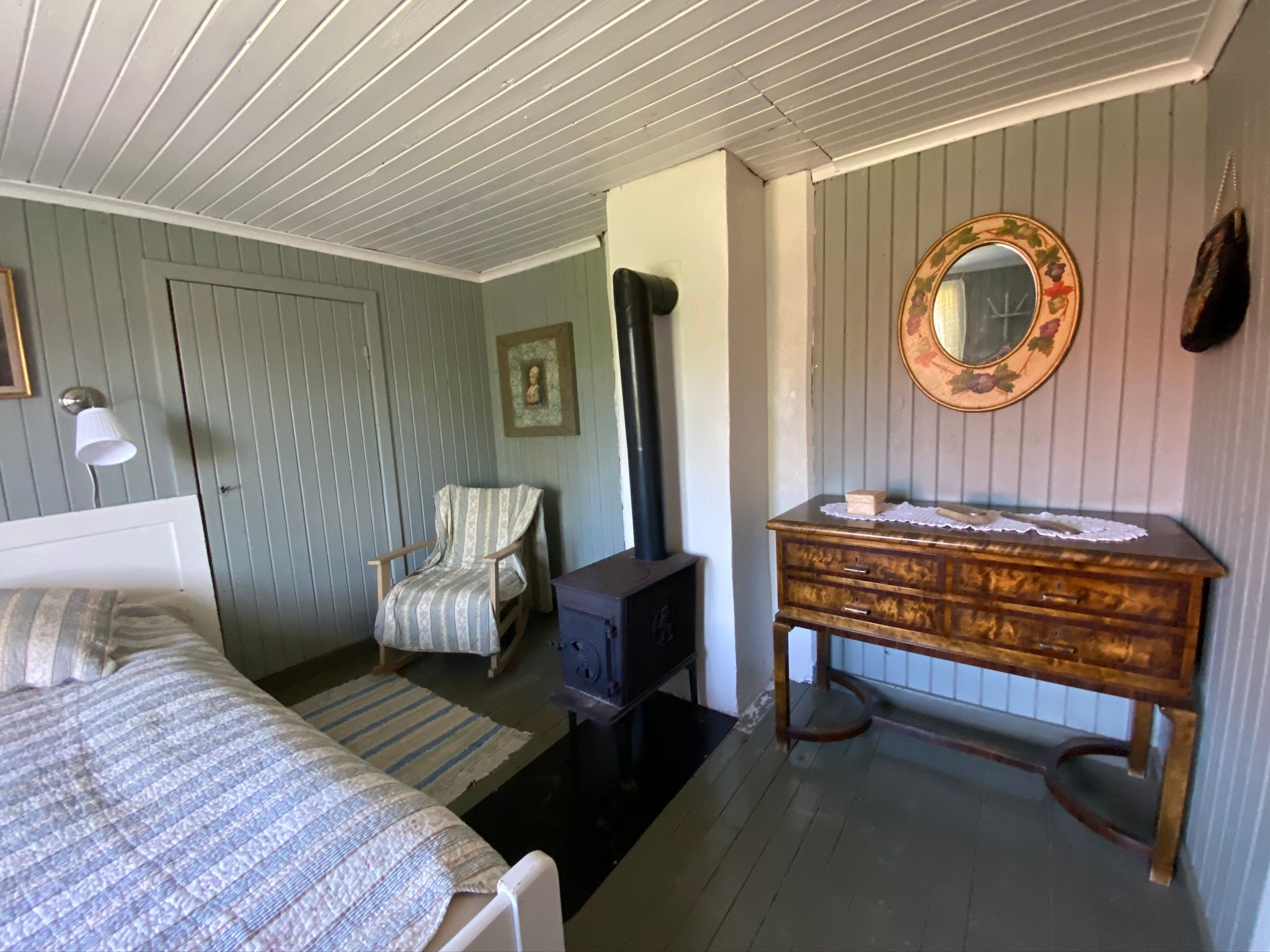 oldfashioned bedroom