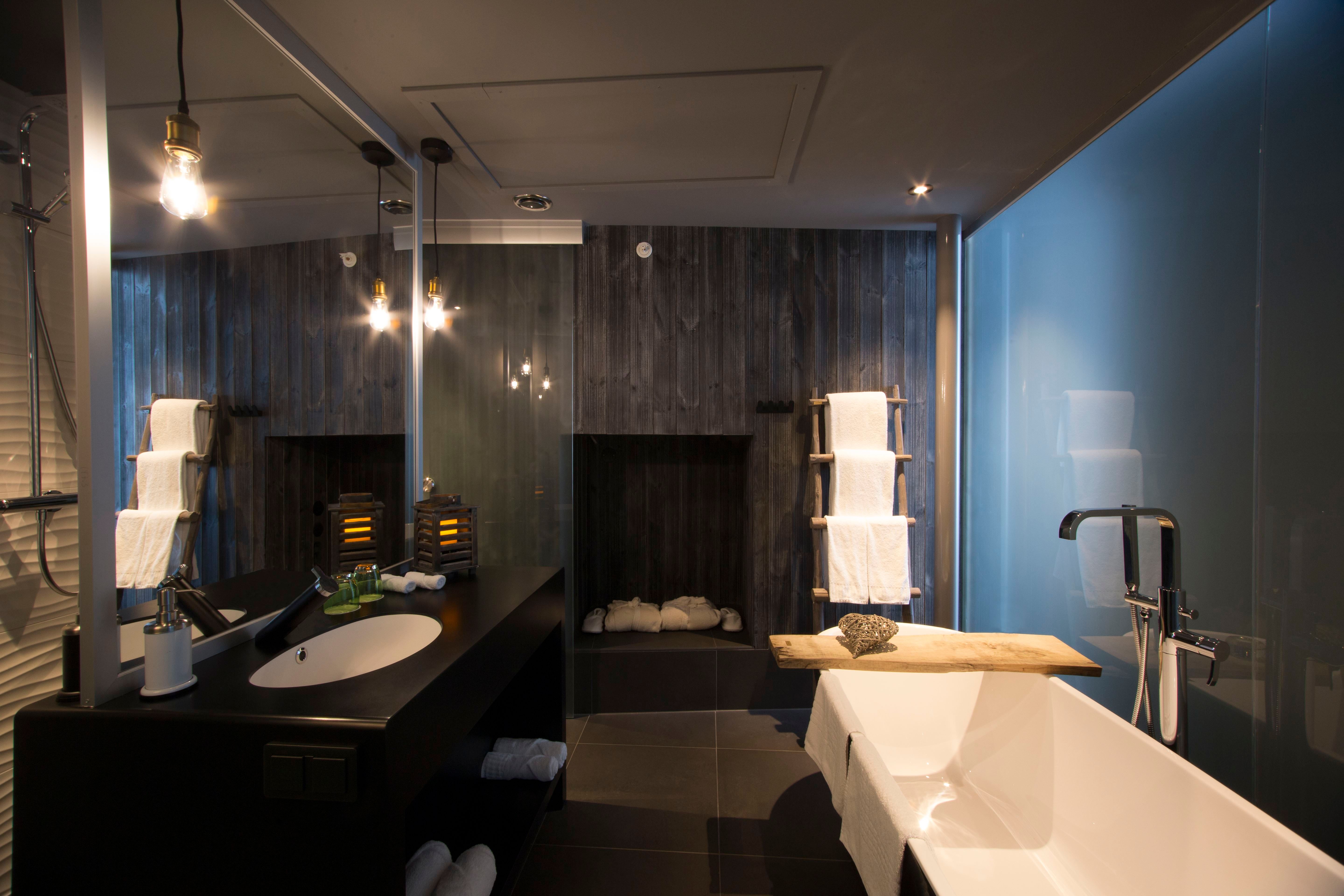 The bathroom of one of the rooms at Hamn in Senja.
