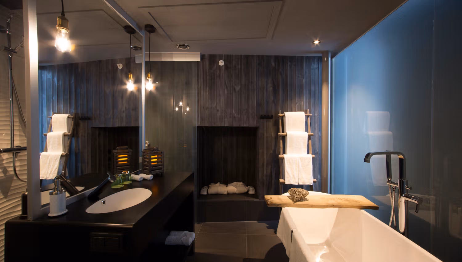 The bathroom of one of the rooms at Hamn in Senja.