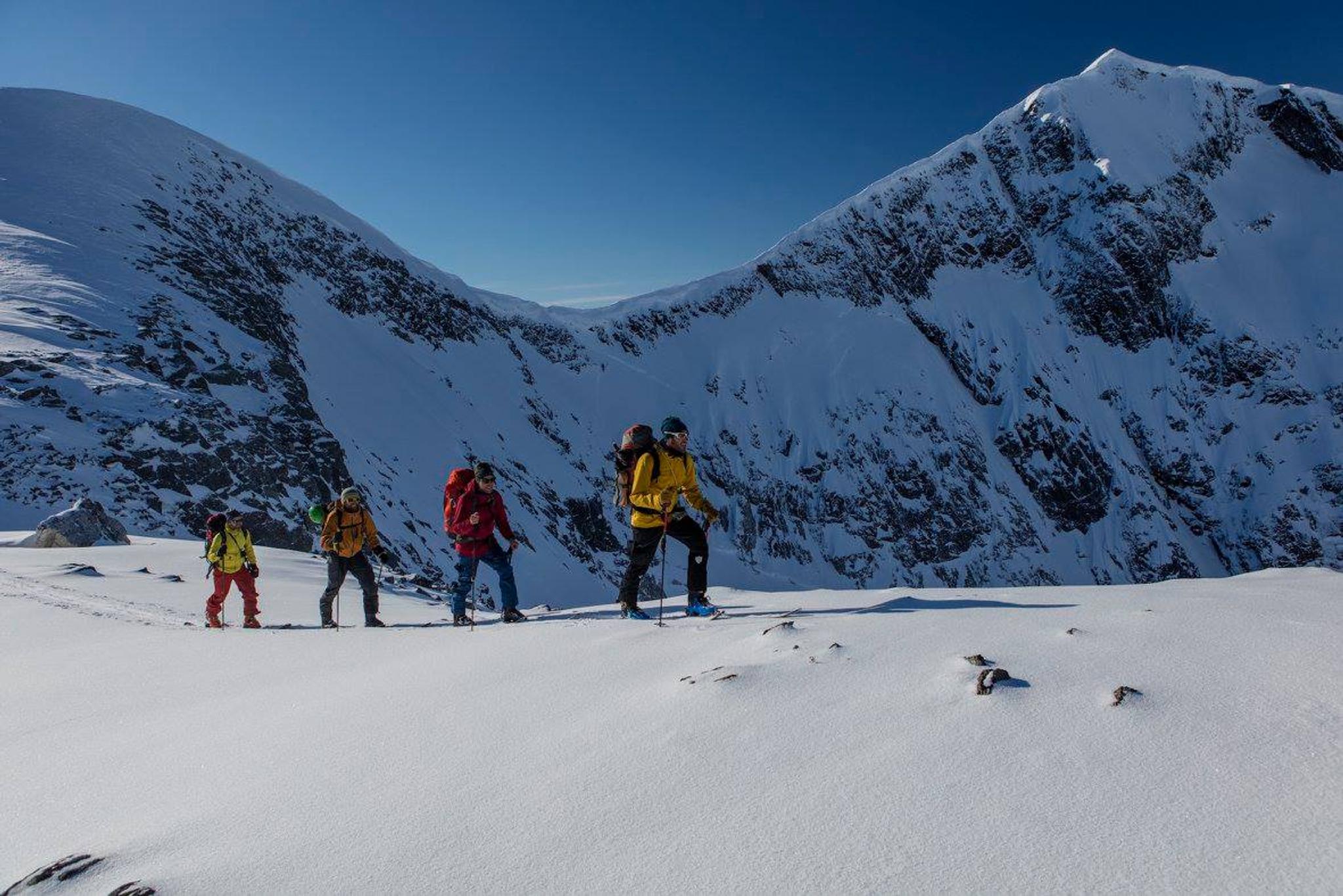 Guidet turfølge på ski i Romsdalsfjella.