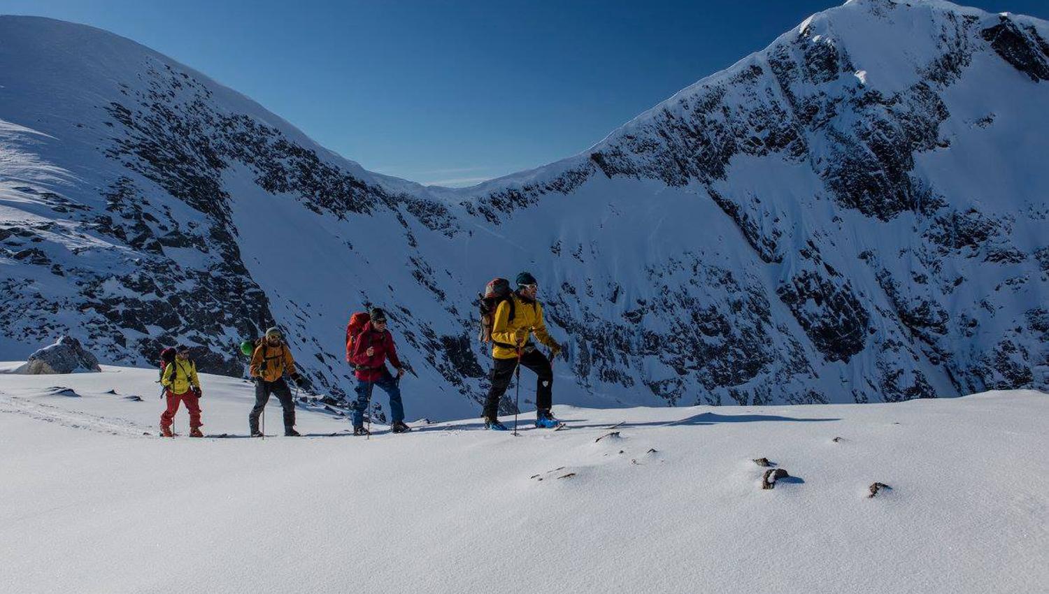 Guidet turfølge på ski i Romsdalsfjella.