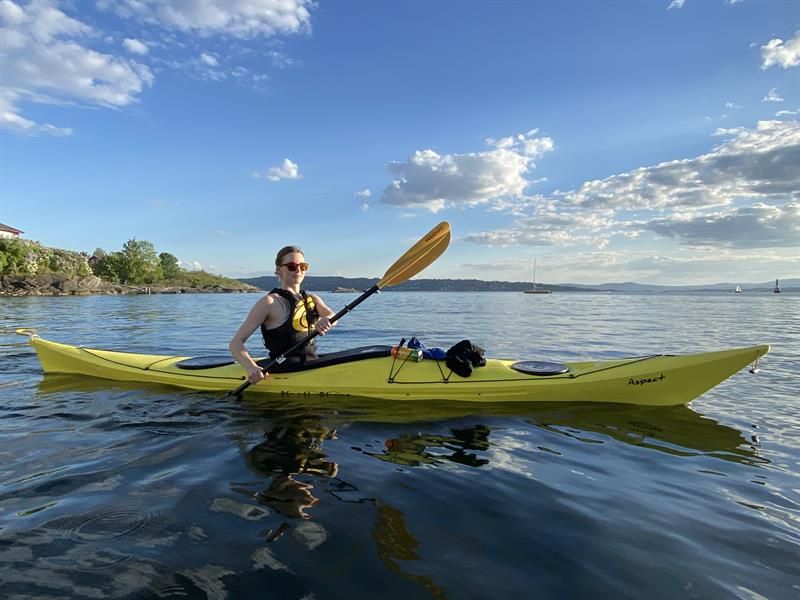 Person i en kajakk på fjorden
