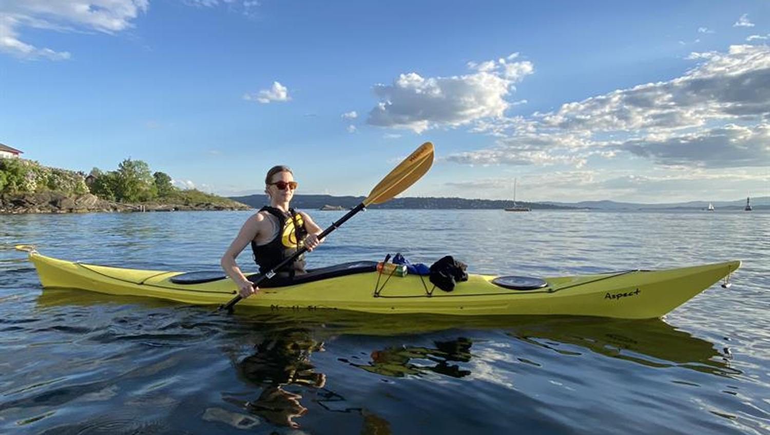 Person i en kajakk på fjorden