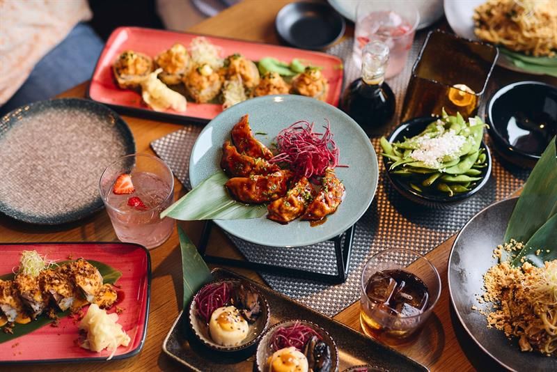 Diverse asiatiske småretter på et bord