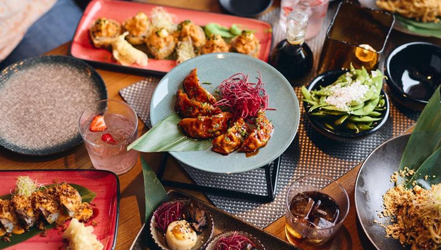 Diverse asiatiske småretter på et bord