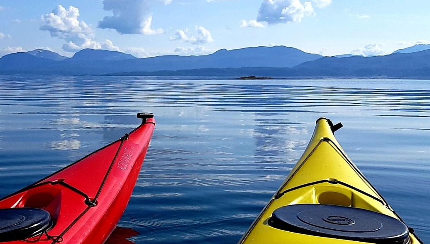 På fjorden i kayak