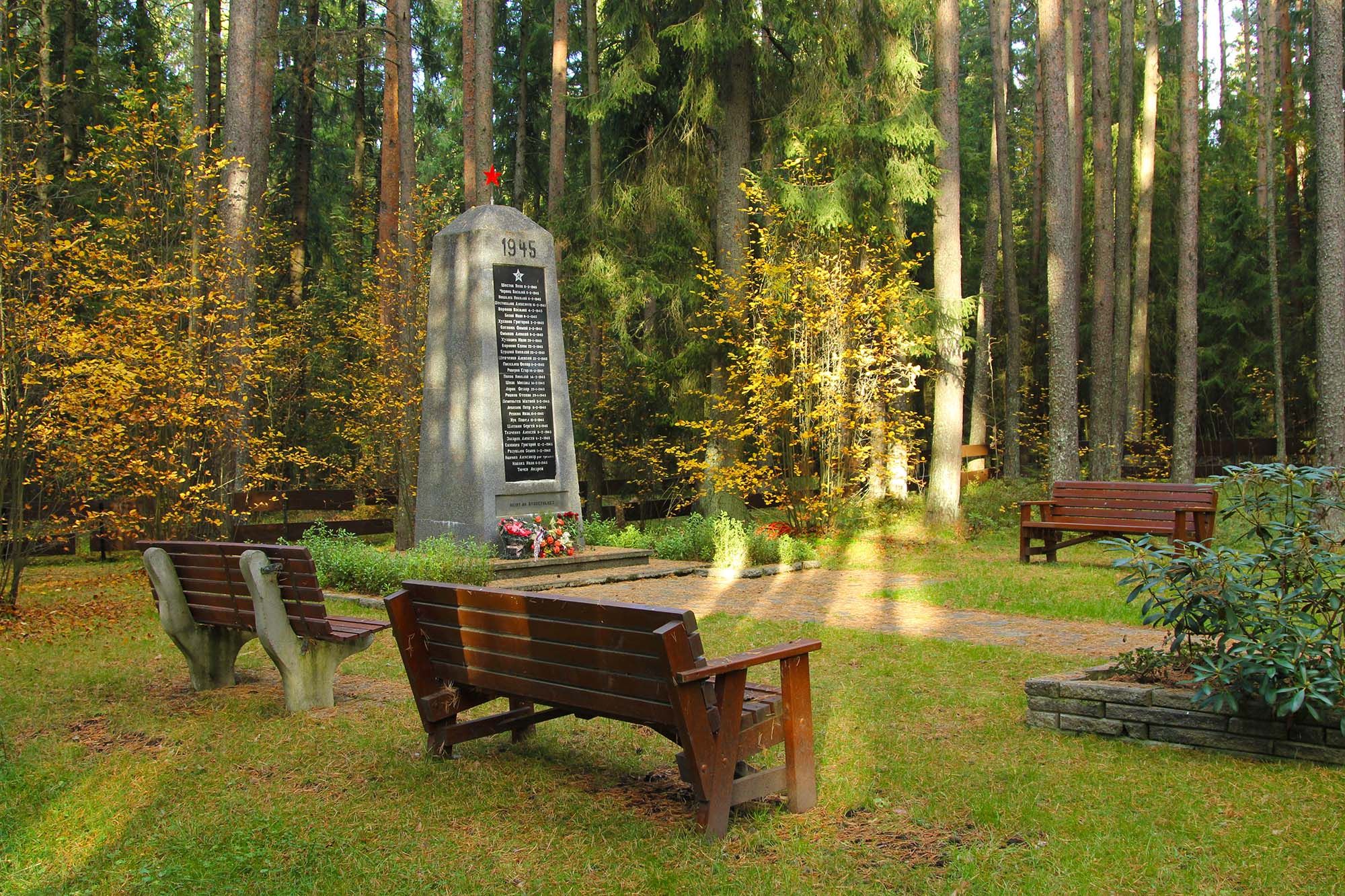 Krigskirkegården - russisk minnesmerke i furuskogen ved Aker i Verdal med sitteplasser for refleksjon