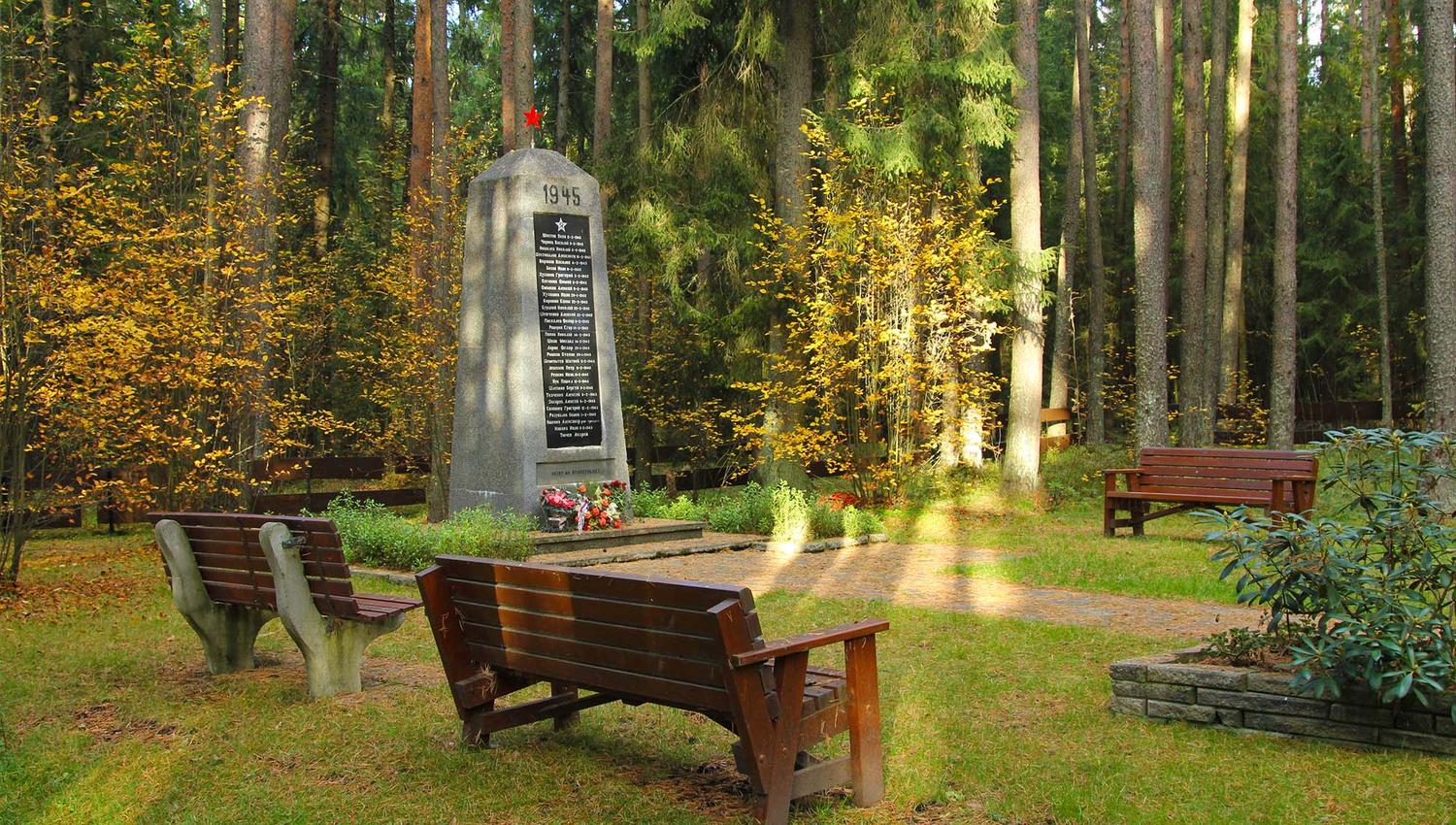 Krigskirkegården - russisk minnesmerke i furuskogen ved Aker i Verdal med sitteplasser for refleksjon