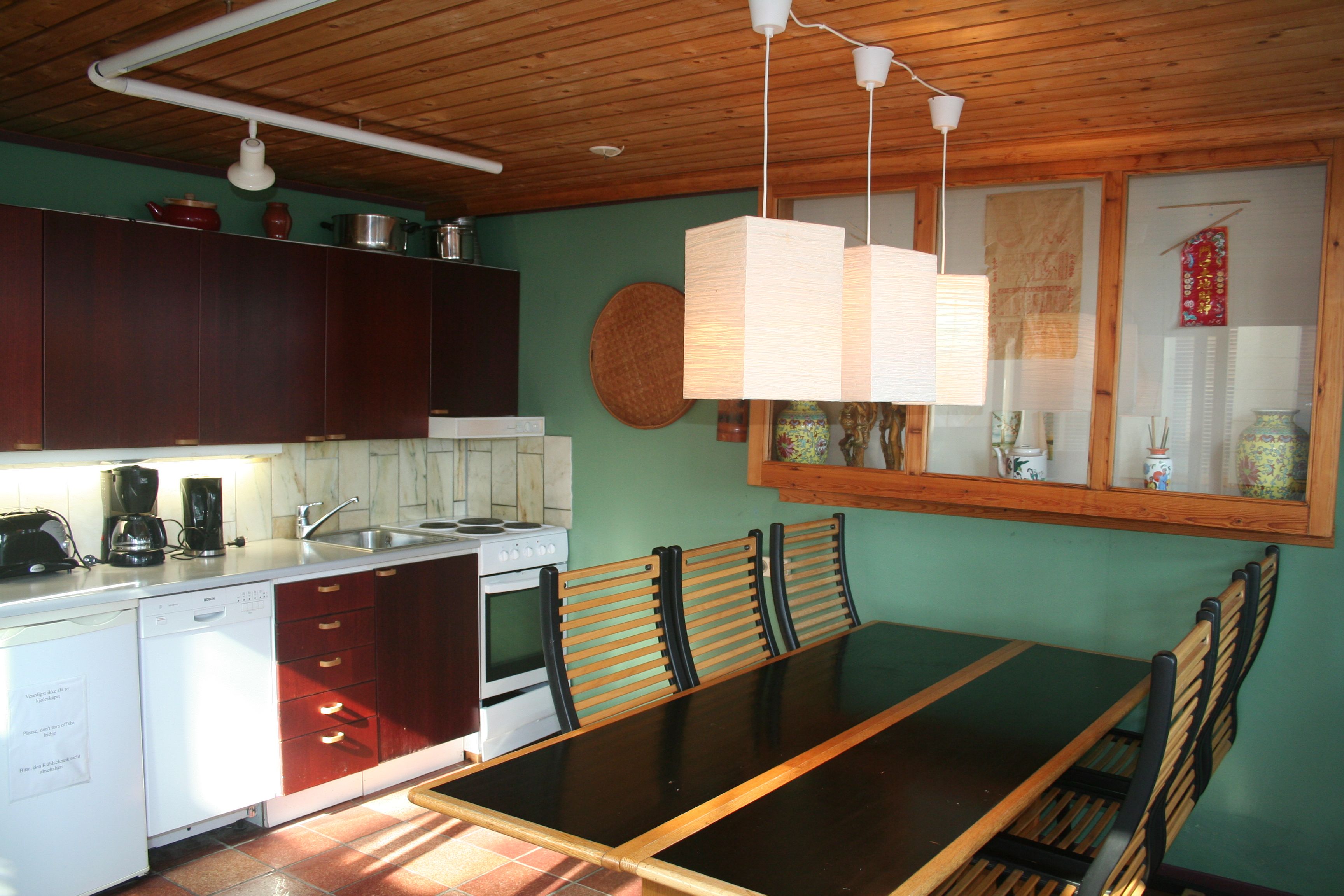 Fully equipped kitchen and dining area in a cabin at Hardanger Feriesenter.
