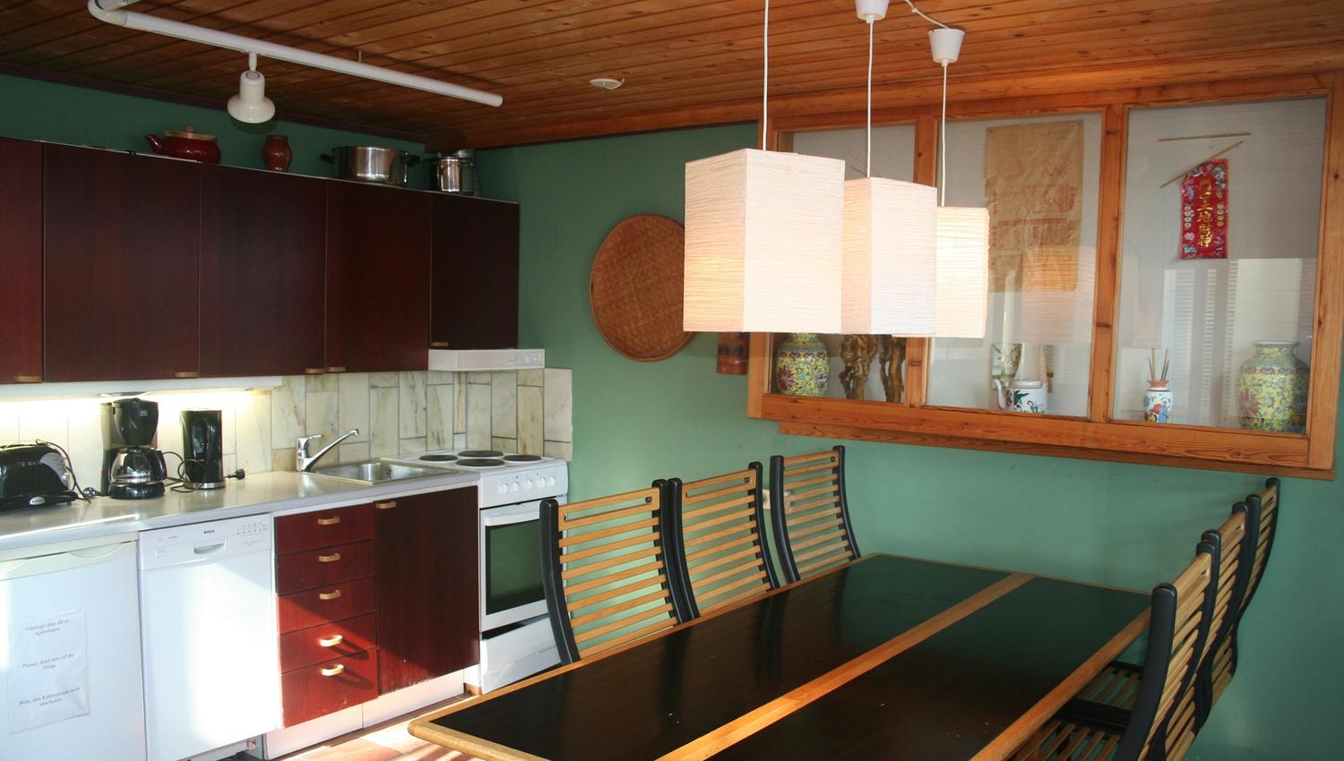 Fully equipped kitchen and dining area in a cabin at Hardanger Feriesenter.