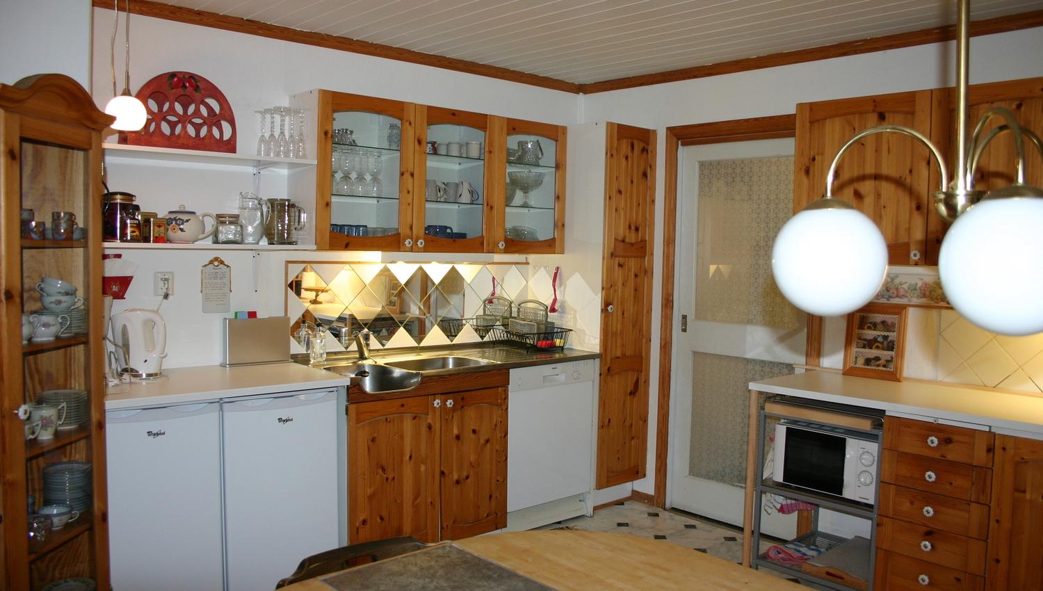Spacious wooden kitchen interior at Hardanger Harmoni Fjordhus.
