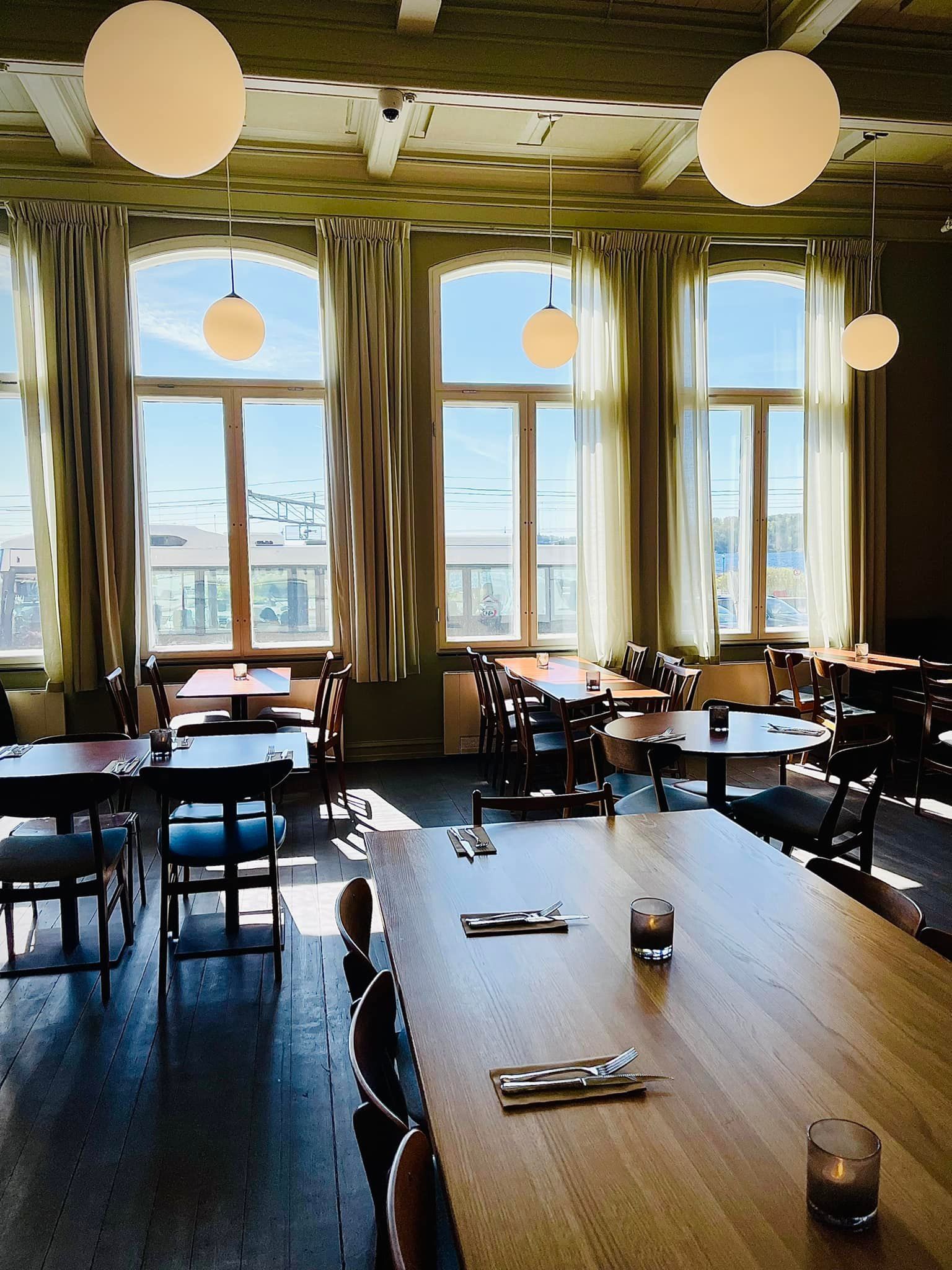 Ellings Kafé med formiddagssolen inn vinduet