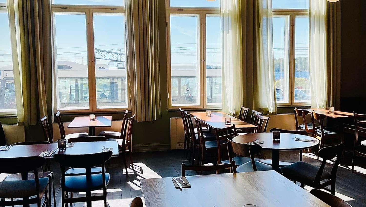 Ellings Kafé med formiddagssolen inn vinduet