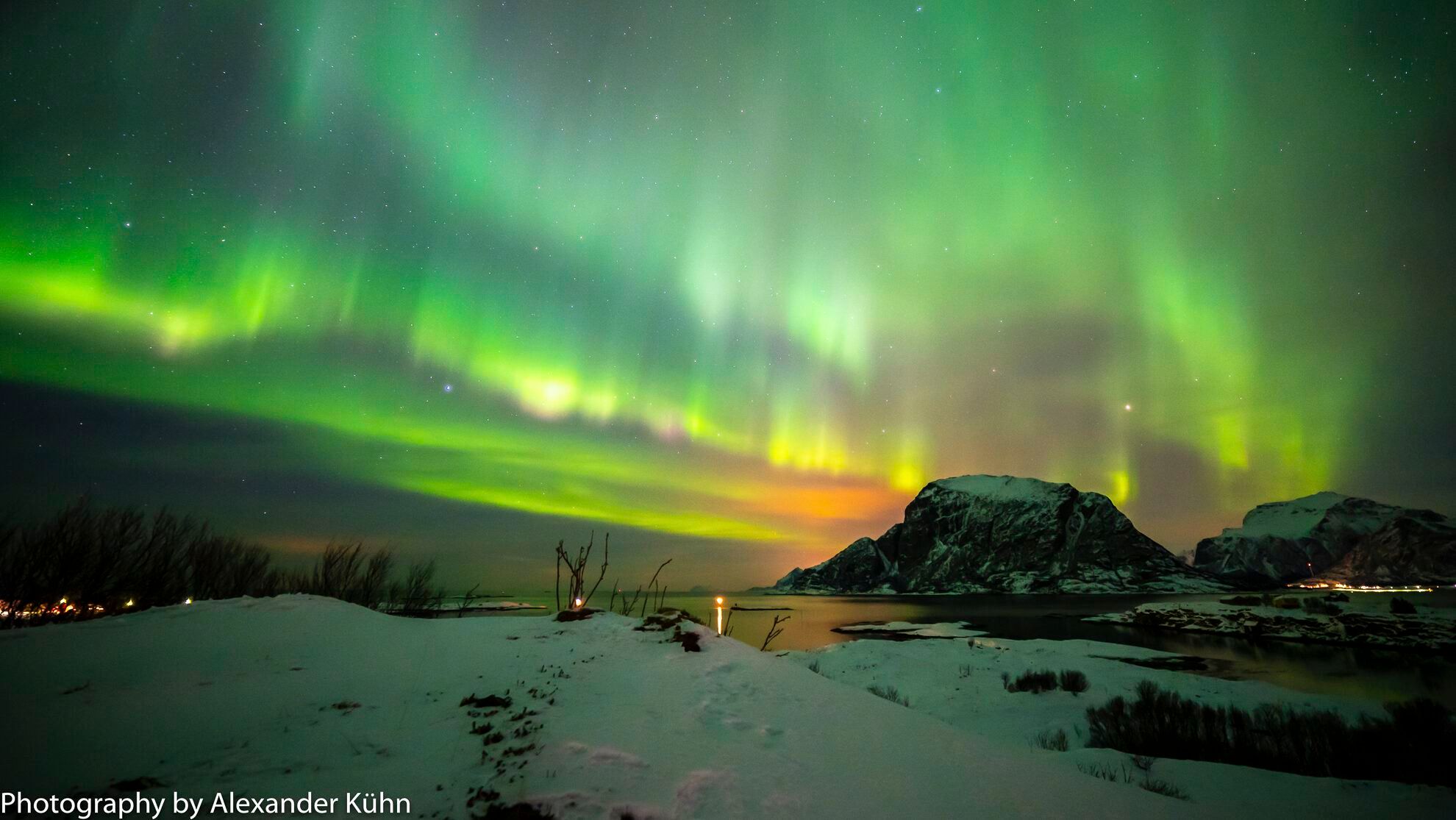 Støtt under the aurora borealis