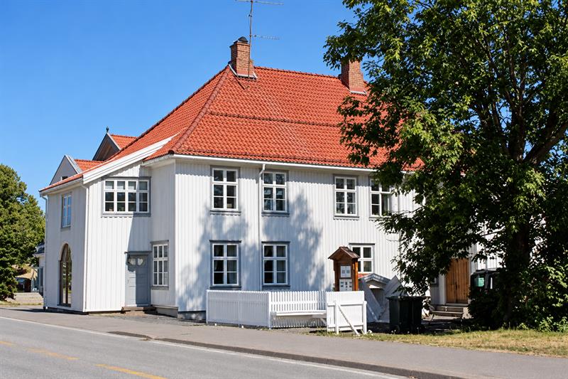 Holmestrand Museum in a white wooden building with a red tiled roof in the town centre.
