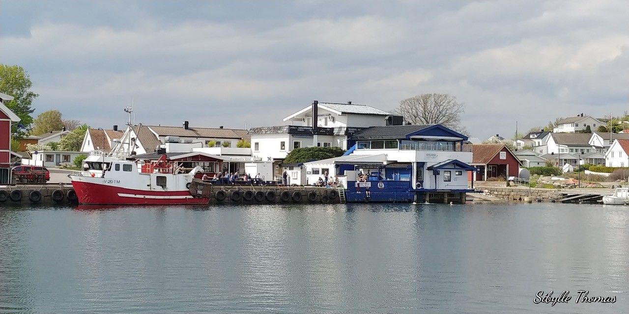 Sea, quay and boats