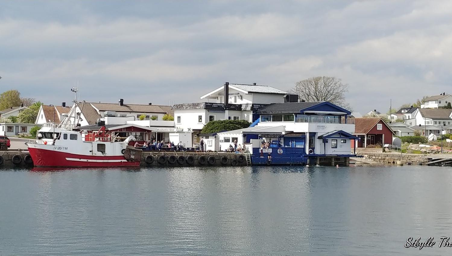 Sea, quay and boats