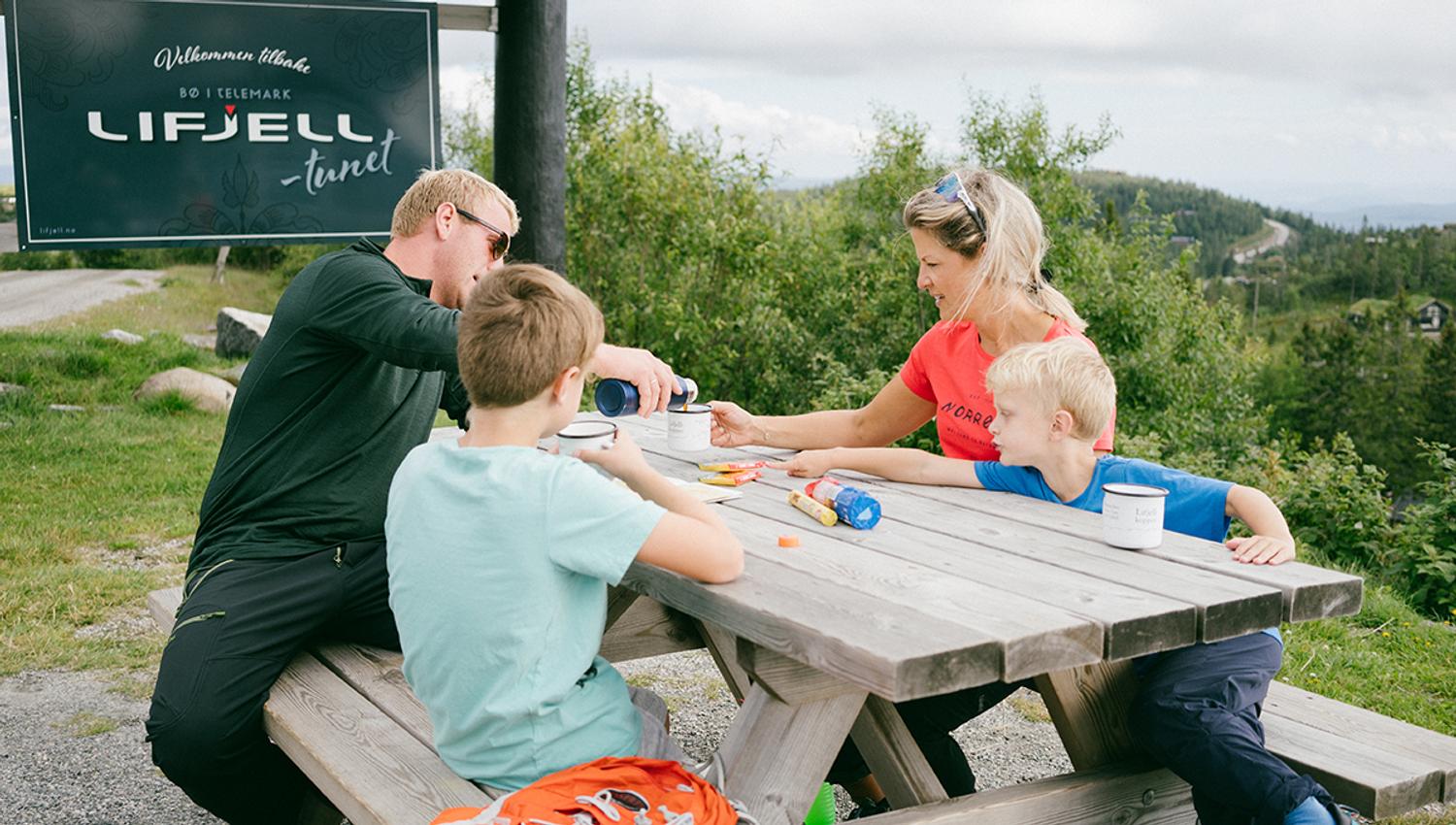 familie på Lifjelltunet