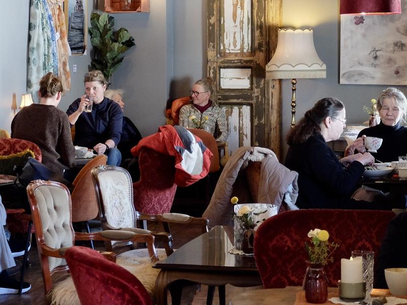 Mennesker på kafe