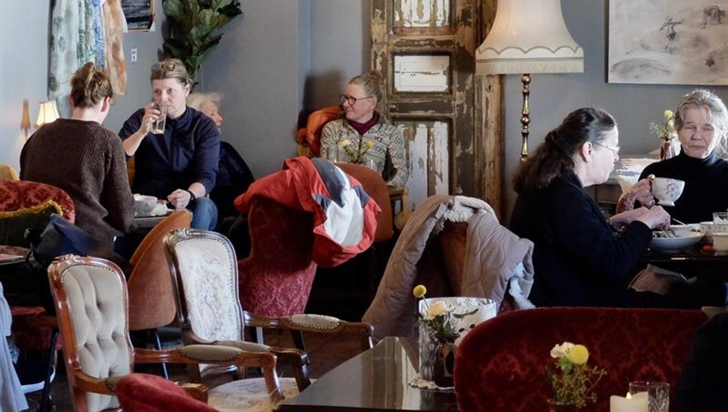 Mennesker på kafe
