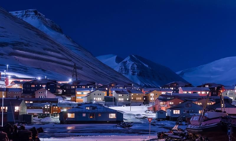 Bilde av Longyearbyen i polarnatten