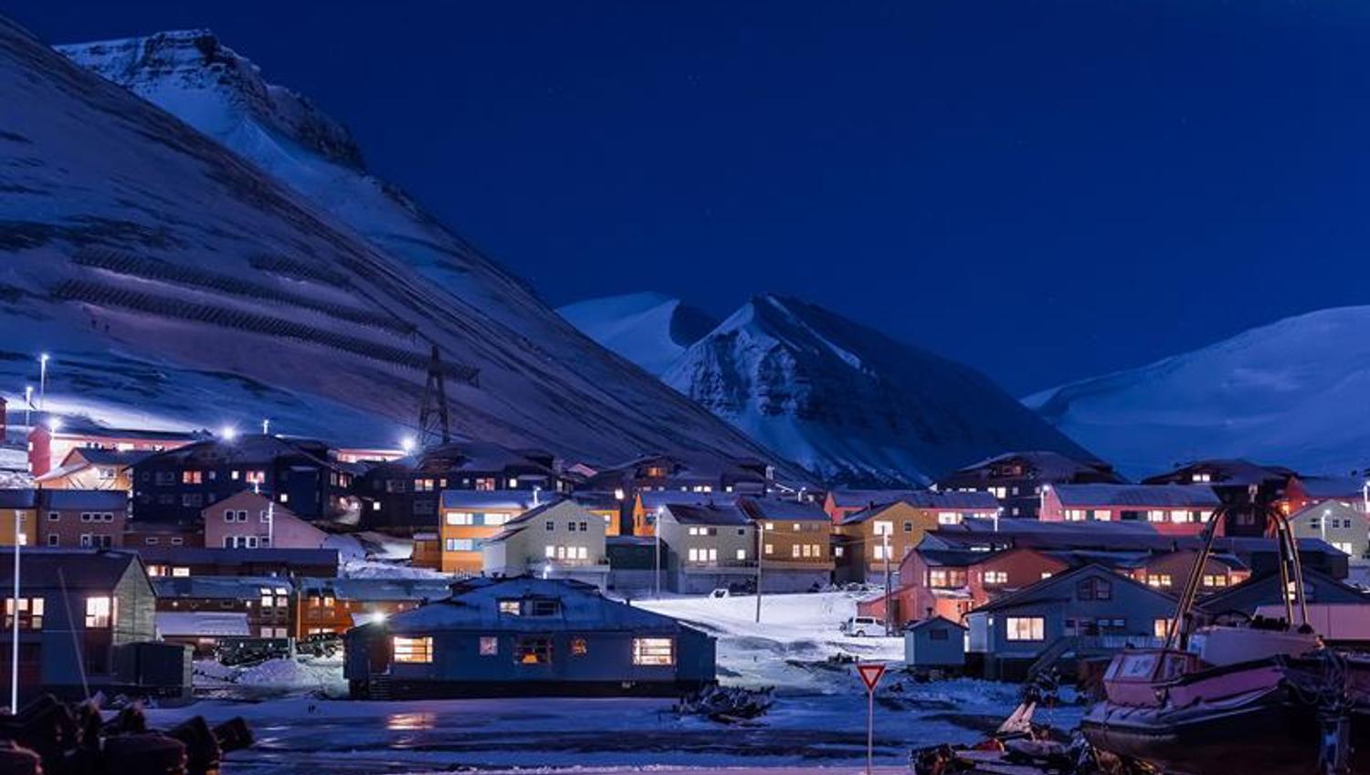 Bilde av Longyearbyen i polarnatten