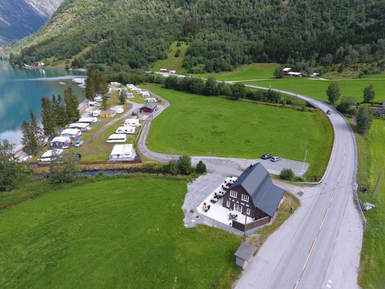 Grande Camping in Oppstryn is located by the beautiful Oppstrynsvatnet and is a great base for nature experiences in the Nordfjord region.